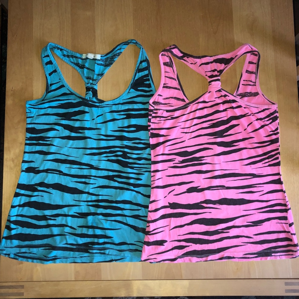 🦄🦄2 for 1 deAl SAVINGS 💵!! tank tops💙💗!!